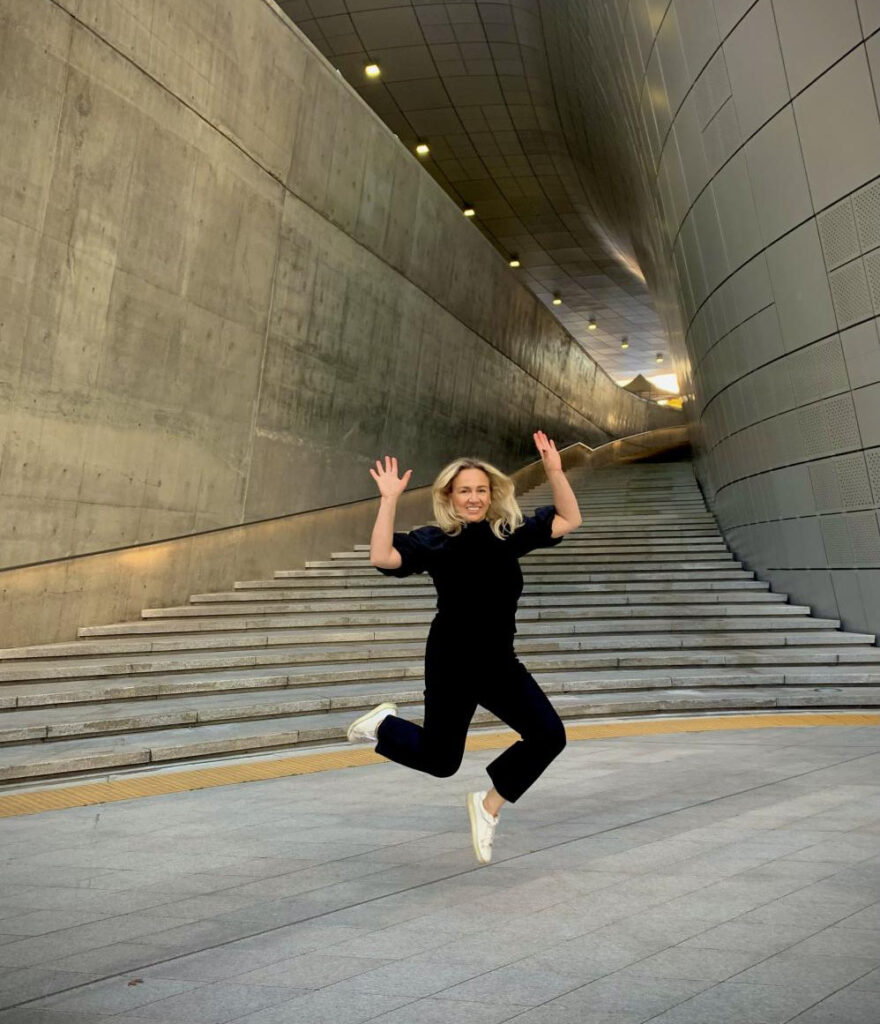 Camilla Synnergren hoppar
